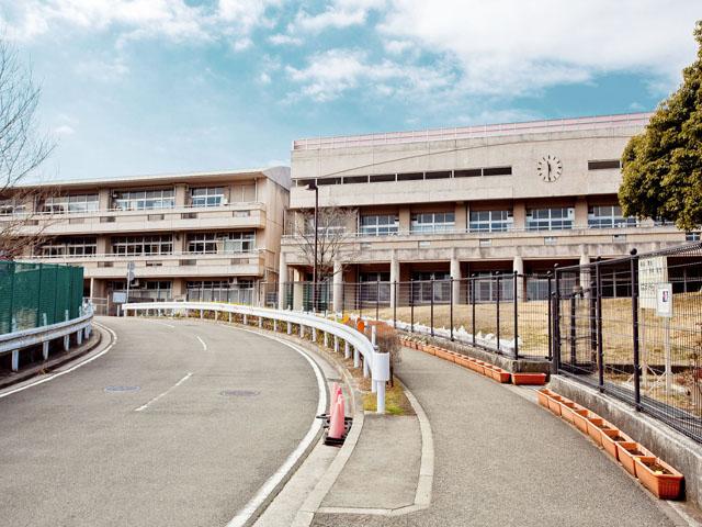 Junior high school. 900m to Zhongshan Junior High School