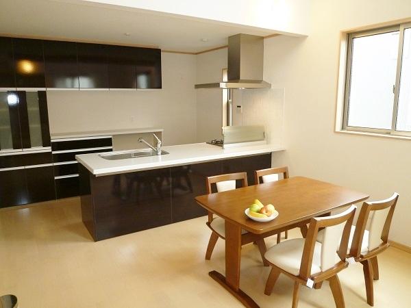 Same specifications photos (living). Same specifications complete example of construction (dining)