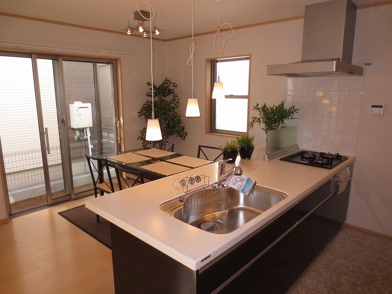 Kitchen. R-7 districts 8 Building (model building) Spacious counter kitchen with a sense of openness