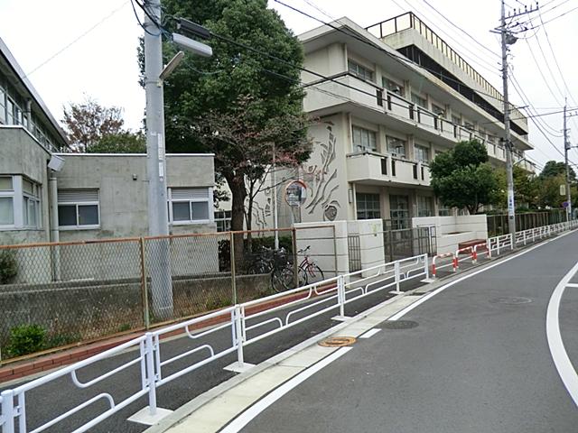 Primary school. 855m until the green elementary school