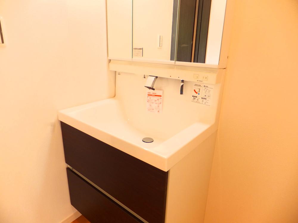 Wash basin, toilet. Washroom