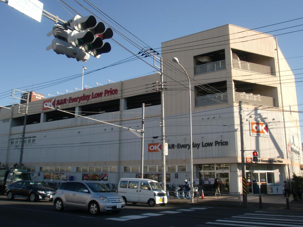 Supermarket. OK There is a supermarket on the north side of the 620m station to store.