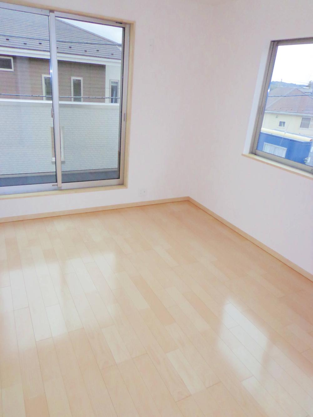 Non-living room. 2 Kaikyoshitsu. Bright rooms with two faces lighting.