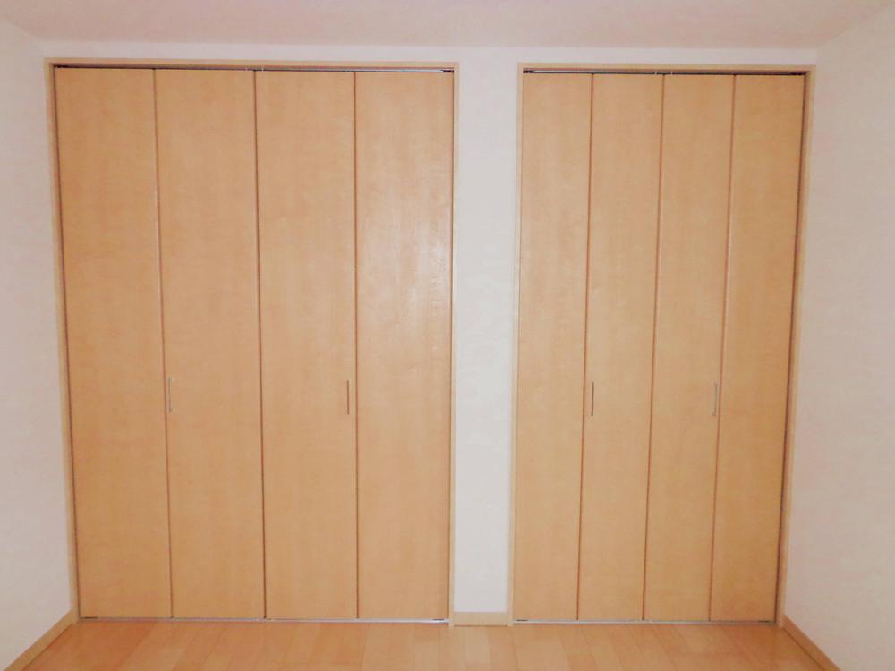 Receipt. Double closet of the master bedroom. It is a large-capacity.