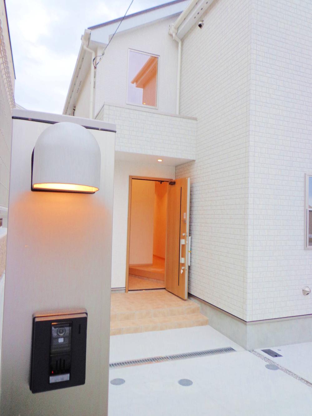 Local appearance photo. Mon燈 and entrance down light greets you warmly at the time of returning home.