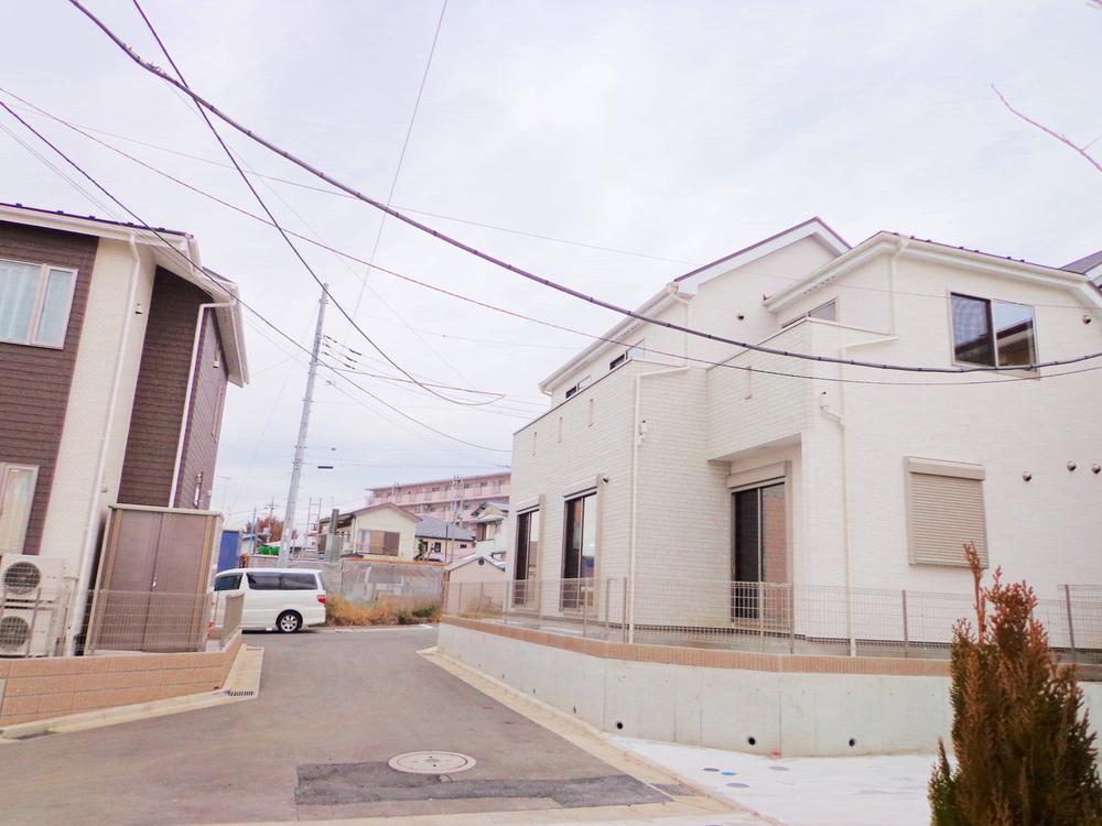 Local photos, including front road. It is a positive per well in the south road. Local (11 May 2013) Shooting