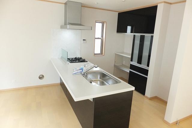 Kitchen. Peninsula type kitchen is so fashionable! (December 23, 2013) Shooting R-9 ・ 15 Building