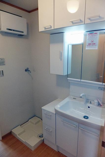 Wash basin, toilet. Abundant storage if there is a cupboard hanging also on top of the wash basin! (December 23, 2013) Shooting R-9 ・ 15 Building