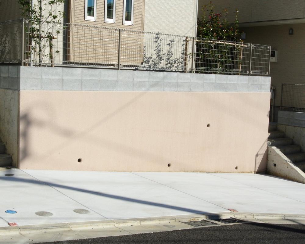 Local photos, including front road. Spacious car space