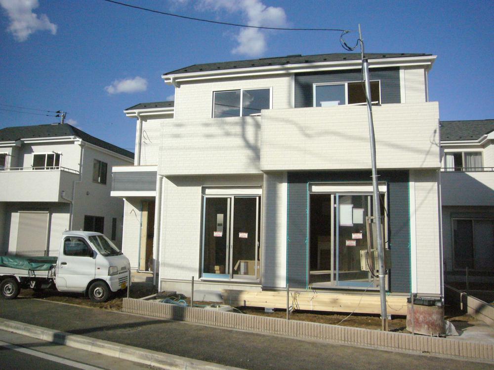 Local appearance photo. It is N Building appearance, facing the south side of the road. Garden part in the block has been divided on the south side. 2013 December 24, shooting