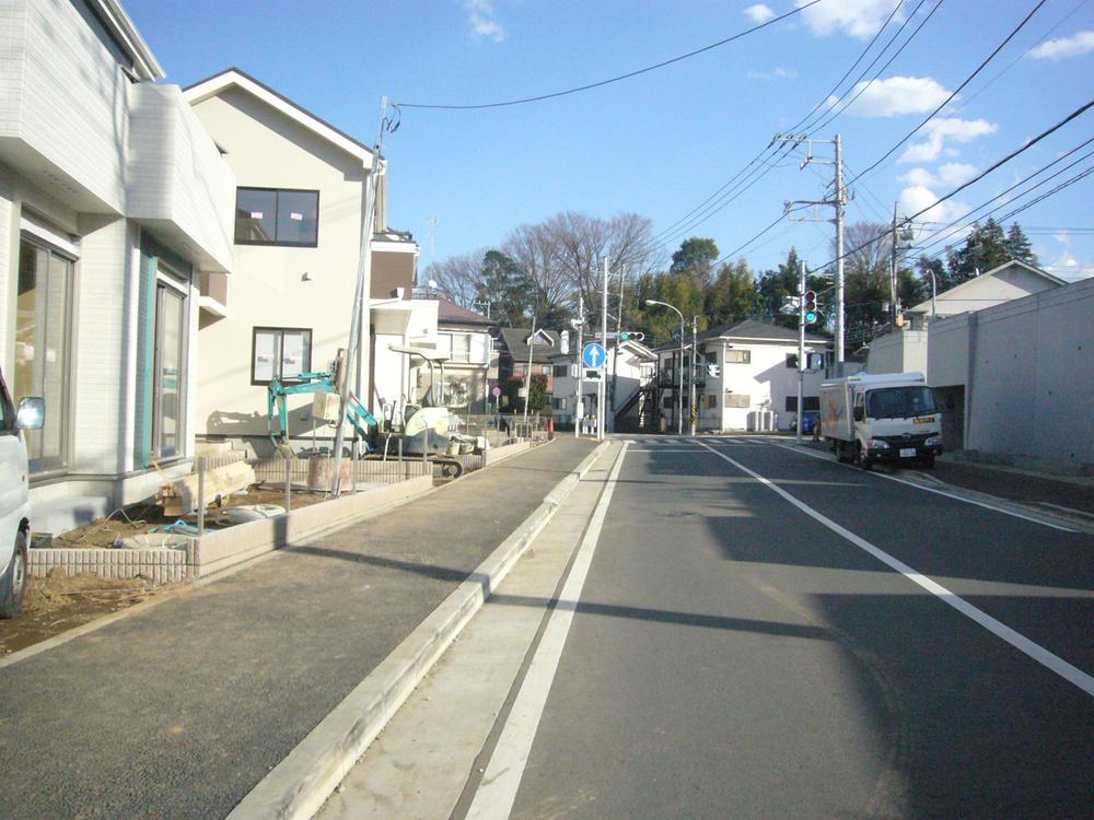 Local photos, including front road. N ~ The front of the Q Building (south side) is the road. Traffic volume there are not many in spite of road width. The sidewalk is also in place is safe. 2013 December 24, shooting