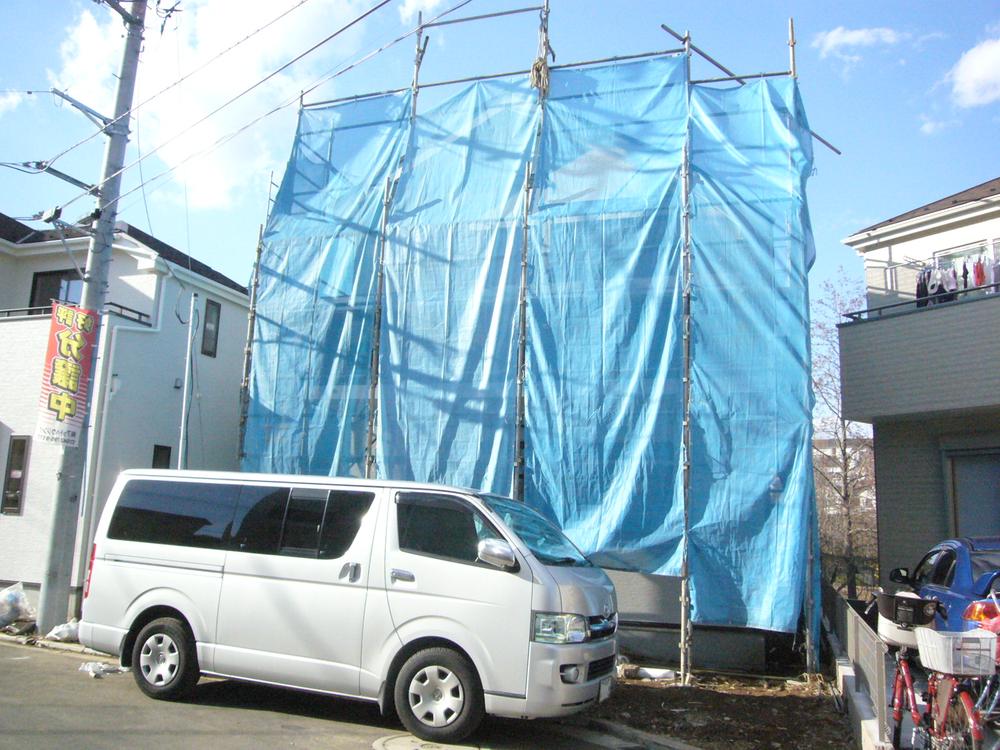 Local appearance photo. Is the C building in the south-east road surface. Lighting of the living room has become easy to take window placement most. 2013 December 24, shooting