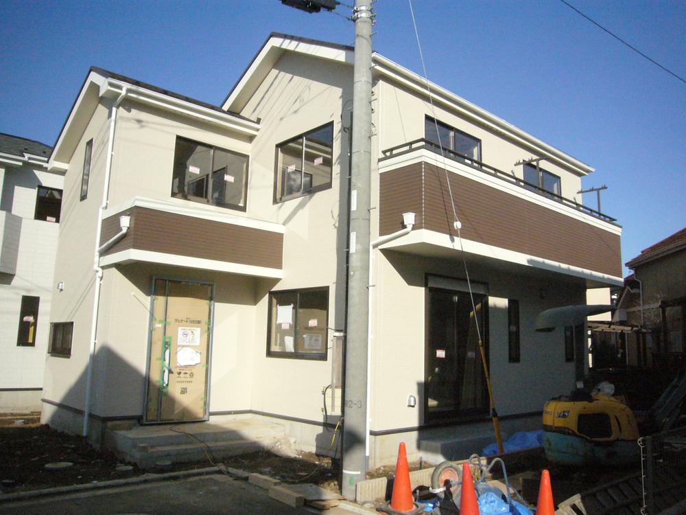 Local appearance photo. Is H building facing the turn of the road. It has become a position up, such as the southwest corner lot. 2013 December 24, shooting
