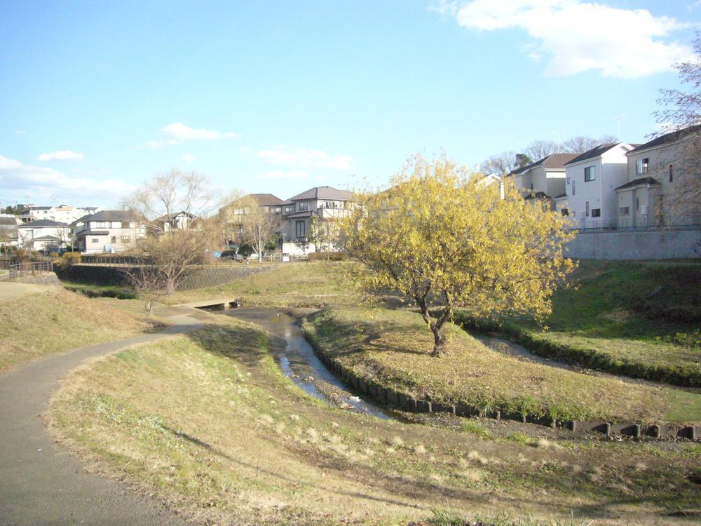park. Flowing through the nearby located along Umeda River is the "log bridge Medaka Square". It is perfect for a walk of your child or pet.