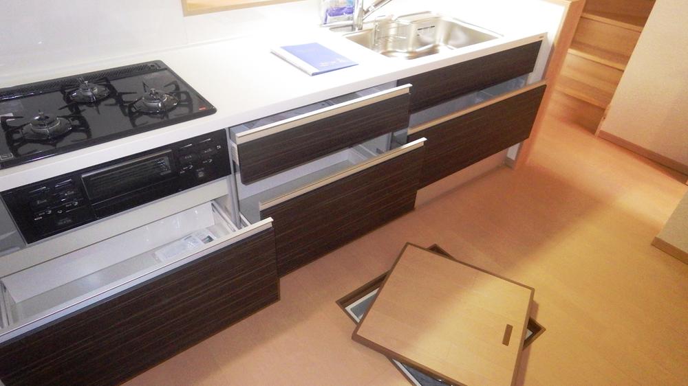 Kitchen. Indoor (11 May 2013) Shooting