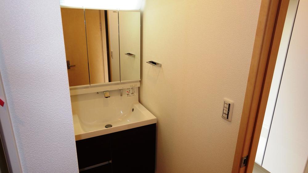 Wash basin, toilet. Indoor (10 May 2013) Shooting