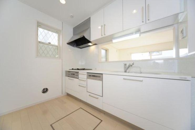 Same specifications photo (kitchen). Same construction company construction cases