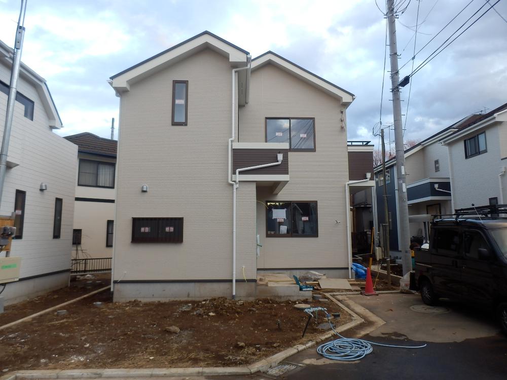 Local appearance photo. Situation of H Building, Parking space is 2 cars. (December 2013) Shooting