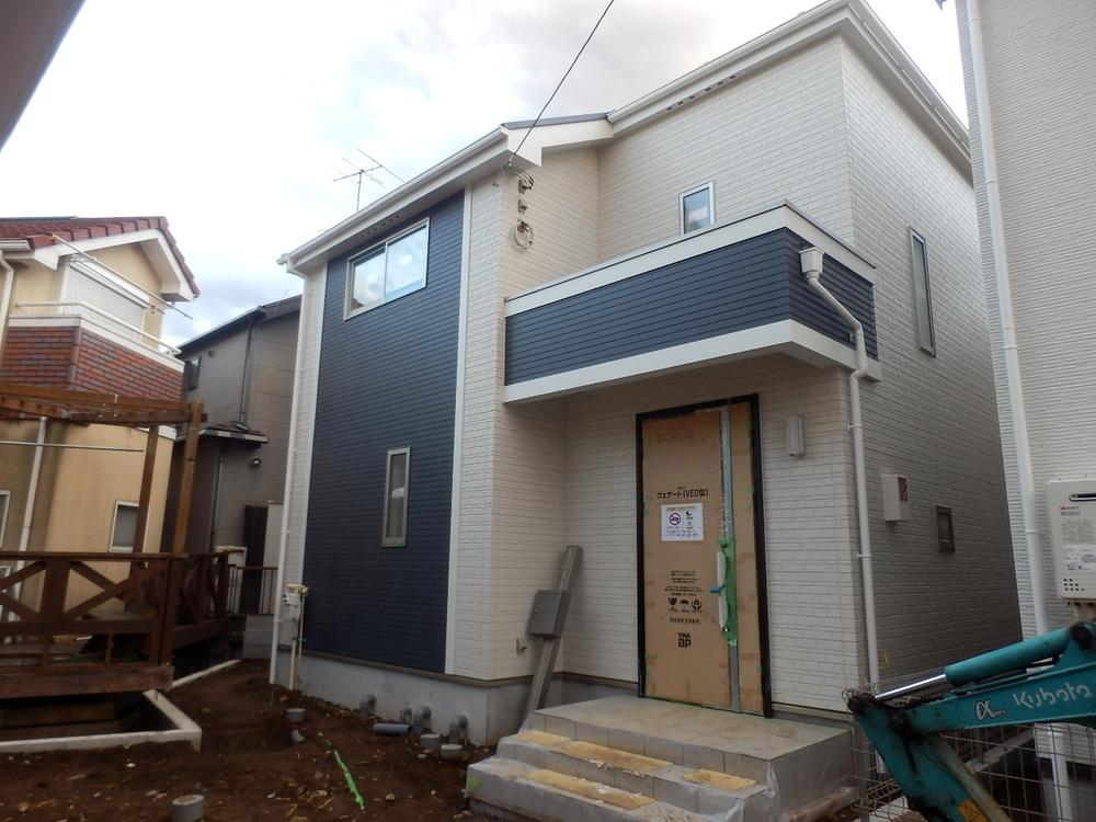 Local appearance photo. Situation of M Building, The left side of the house is equipped with a wood deck. (December 2013) Shooting