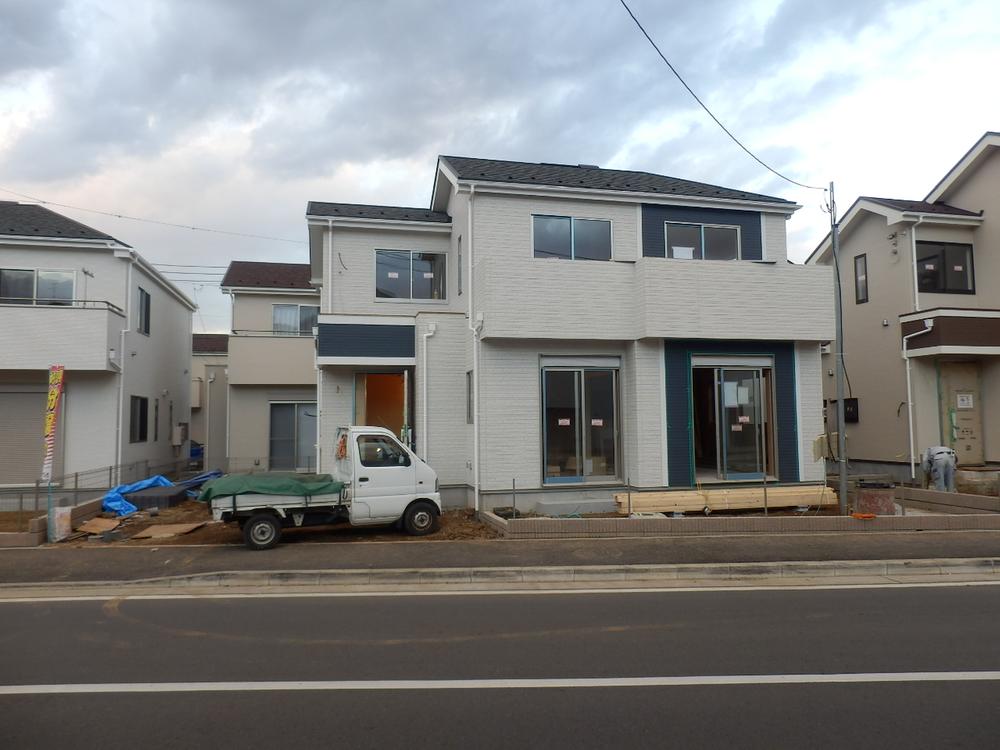 Local appearance photo. Situation of O Building, Parking Lot ・ It is completed waiting for your garden. (December 2013) Shooting