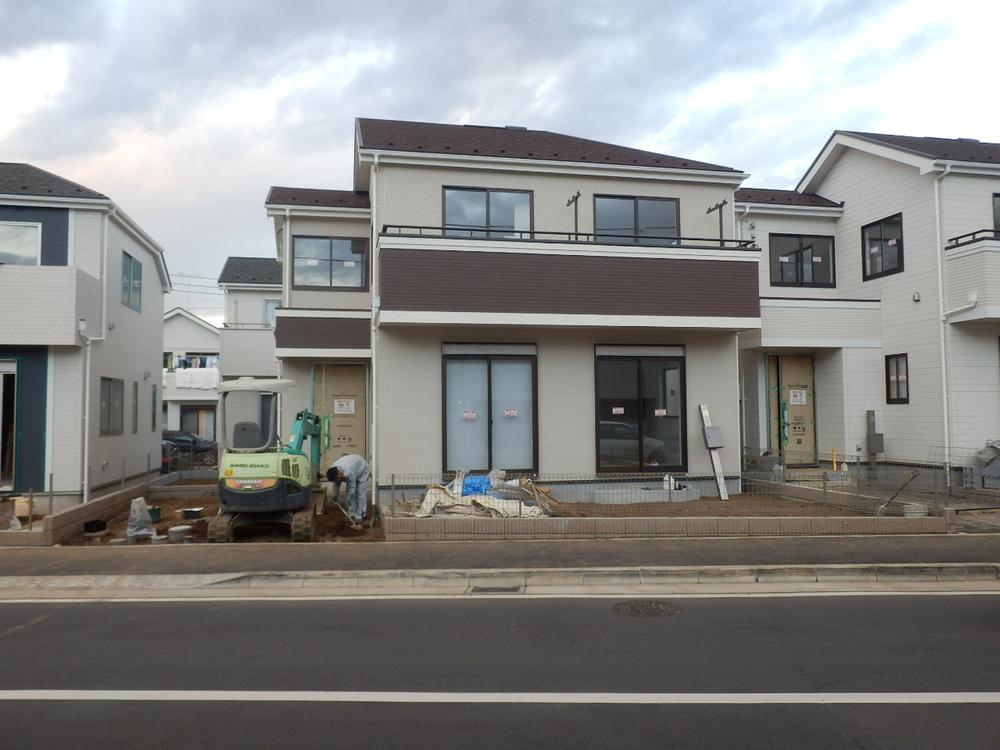 Local appearance photo. Situation of N Building, Facing the south road of width 11m, Day good. (December 2013) Shooting