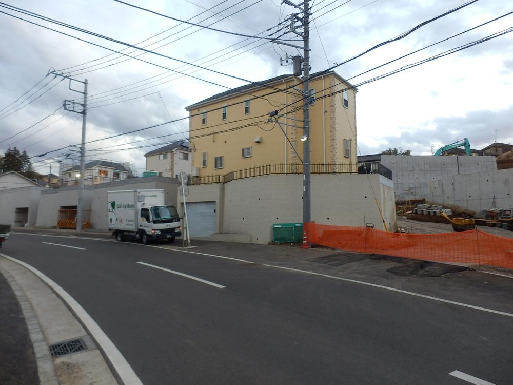 Local appearance photo. In the newly built subdivision construction also on the road facing. Local (12 May 2013) Shooting