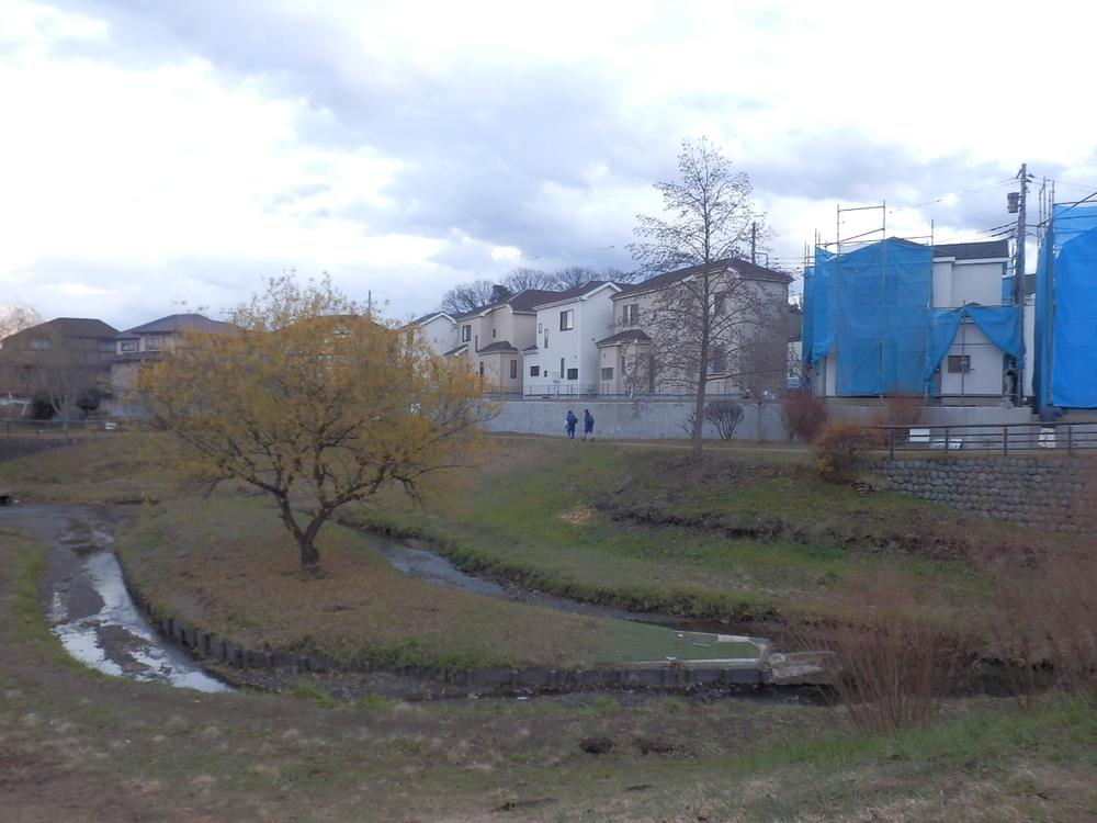 Other local. Adjacent to the building, Medaka park of the flow of the creek (aka). (December 2013) Shooting