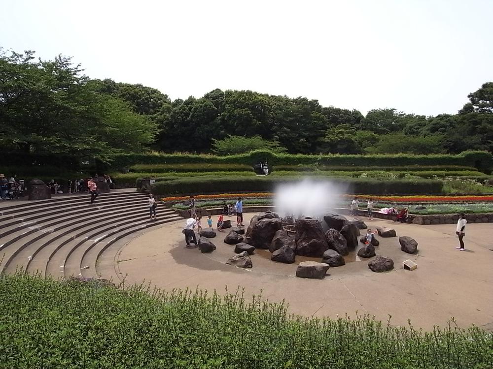 park. Is a park surrounded by the 1200m lush greenery to the four seasons of the forest park. Please walk with children and pets on holiday.
