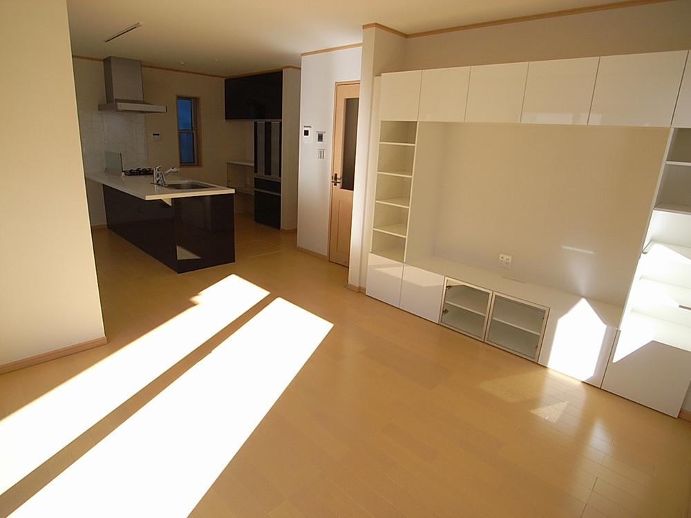 Living. This Building is also a living room that sunshine is plugged.