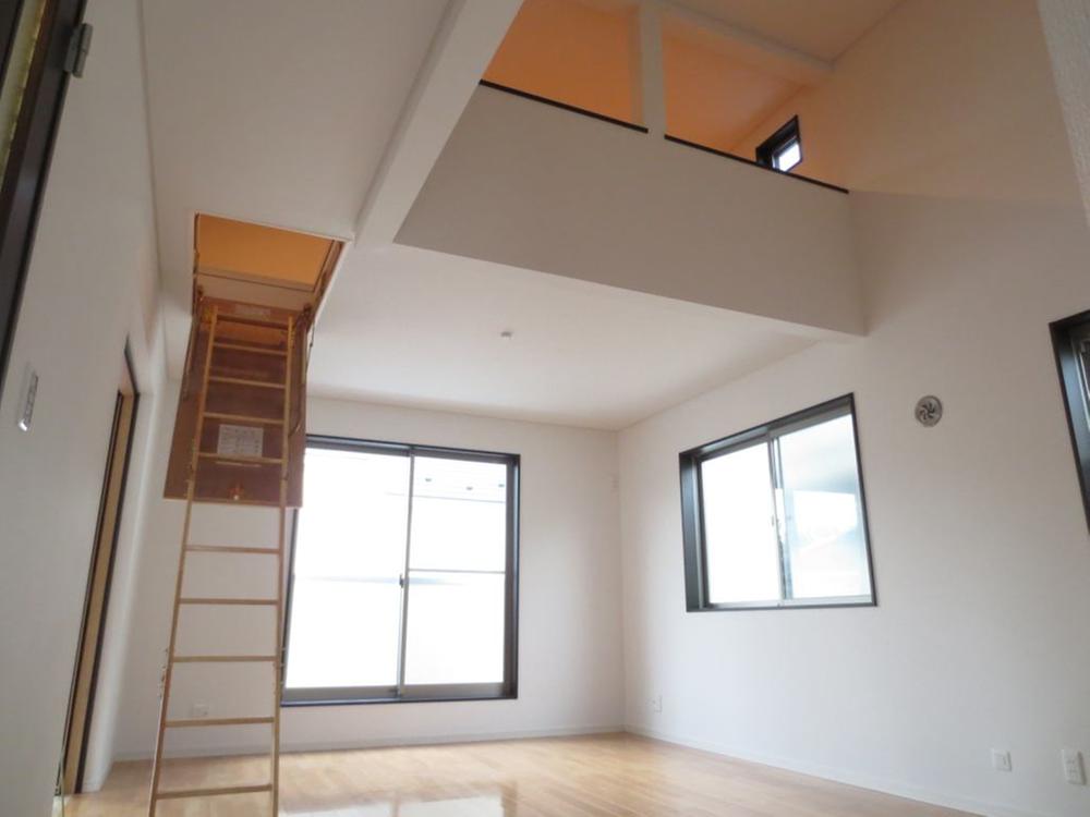 Living. Living the top Gradient ceiling + loft