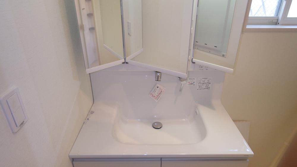 Wash basin, toilet. Room (August 2013) Shooting