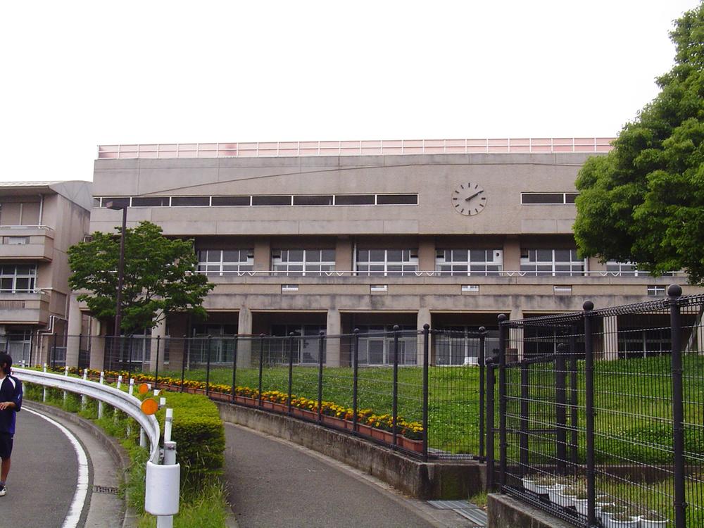 Junior high school. 420m to Zhongshan Junior High School