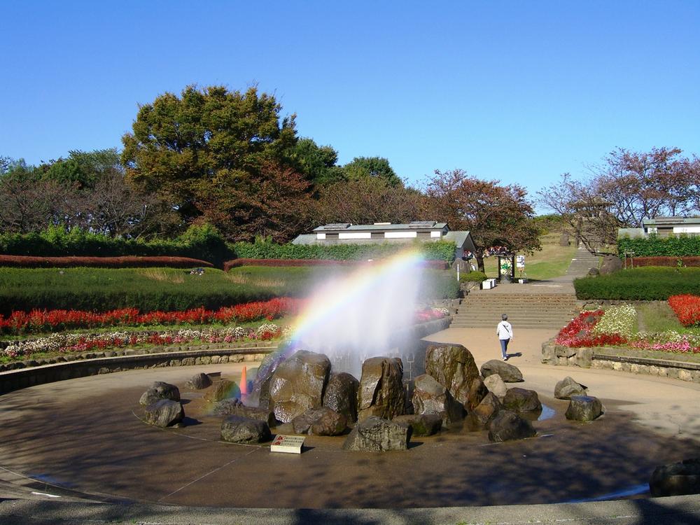 park. This park, which left intact the natural 600m rich woodlands to the four seasons of the forest park. Beginning to bud in early spring pale miscellaneous trees, To fall turns red and yellow from the dazzling summer, And to the winter scenery, Seasonal flowers and creatures, You can enjoy the woodlands of the landscape.