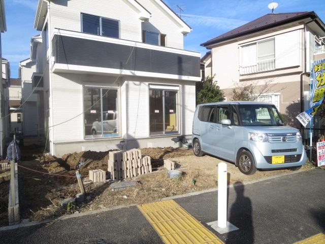 Local photos, including front road.  [Q Building] Shooting site (December 2013)