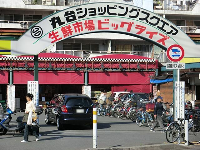 Shopping centre. 1600m until the Big Rise Zhongshan shop