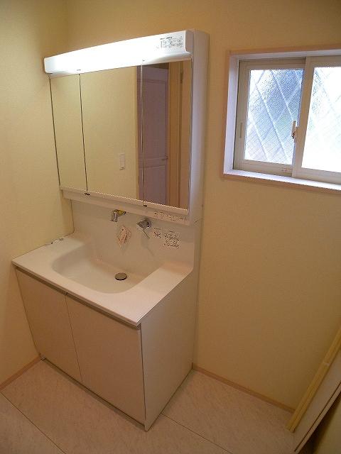 Wash basin, toilet. Indoor (11 May 2013) Shooting