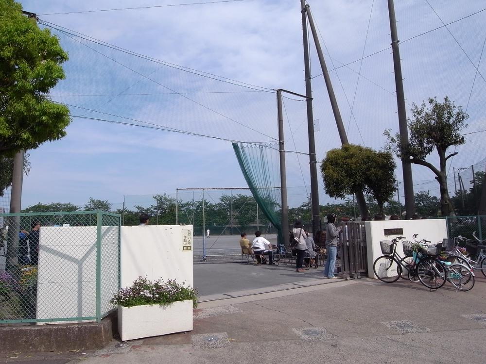 Junior high school. 393m to Yokohama Municipal lintel junior high school