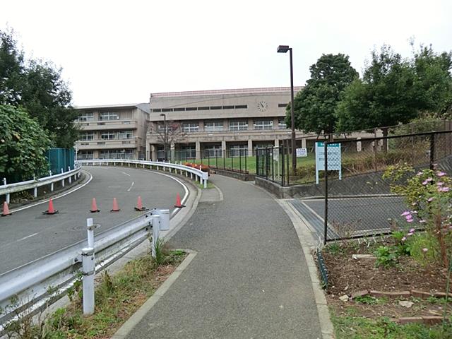 Junior high school. 750m to Yokohama City Tatsunaka Mountain Junior High School