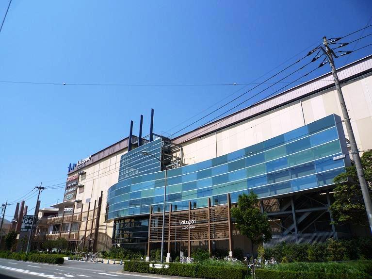 Shopping centre. Until LaLaport 2000m