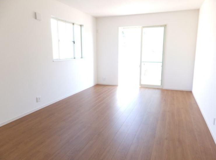 Same specifications photos (living). Same construction company construction cases