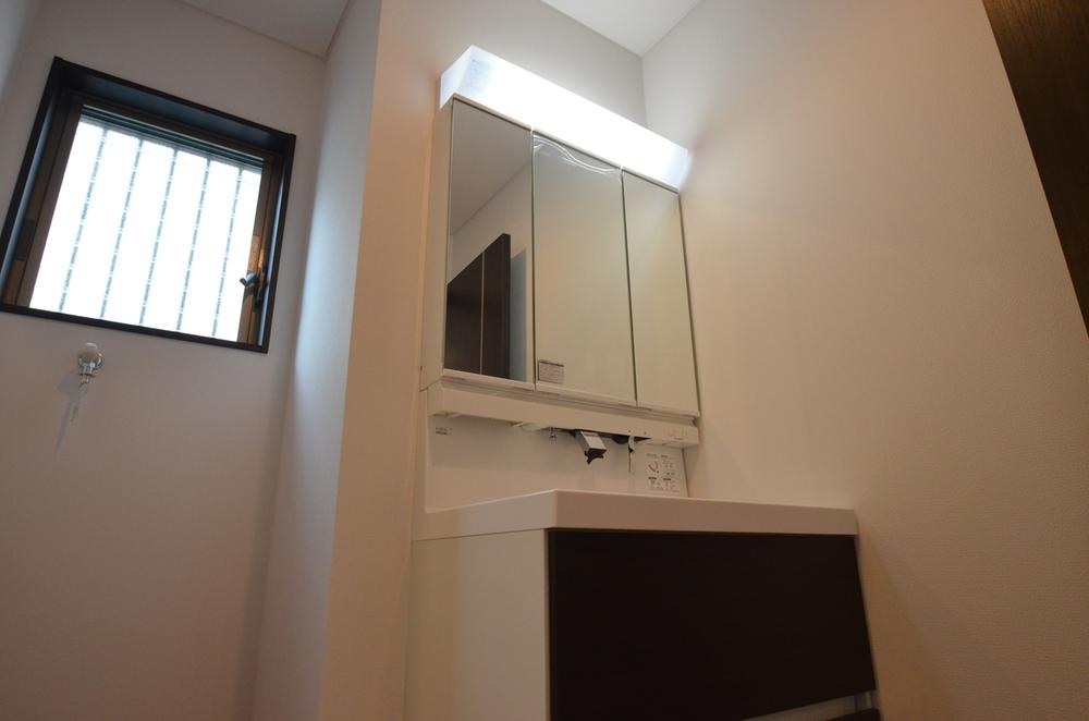 Wash basin, toilet. Indoor (11 May 2013) Shooting 5 Building