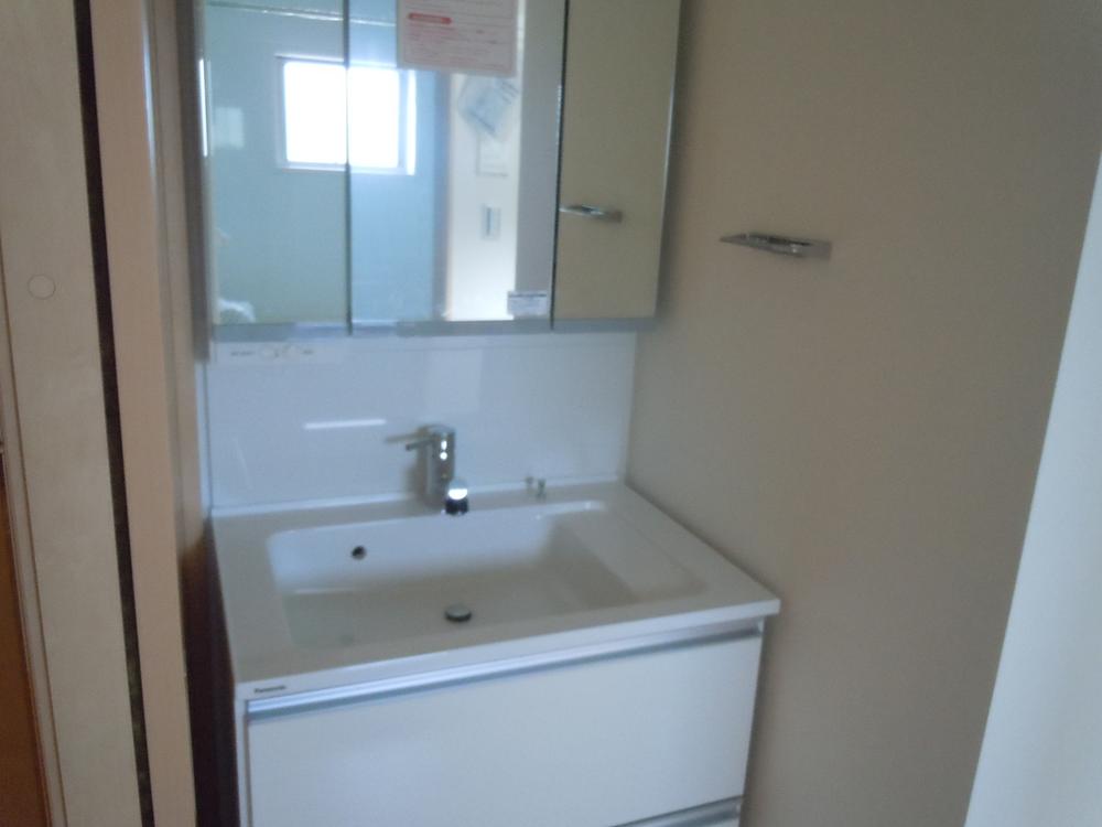 Wash basin, toilet. H Building Indoor (October 8, 2013) Shooting