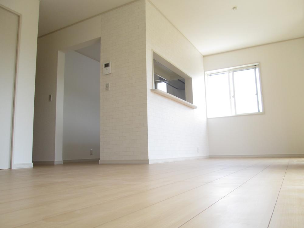 Living. Living in a three-sided lighting, It shines a bright light