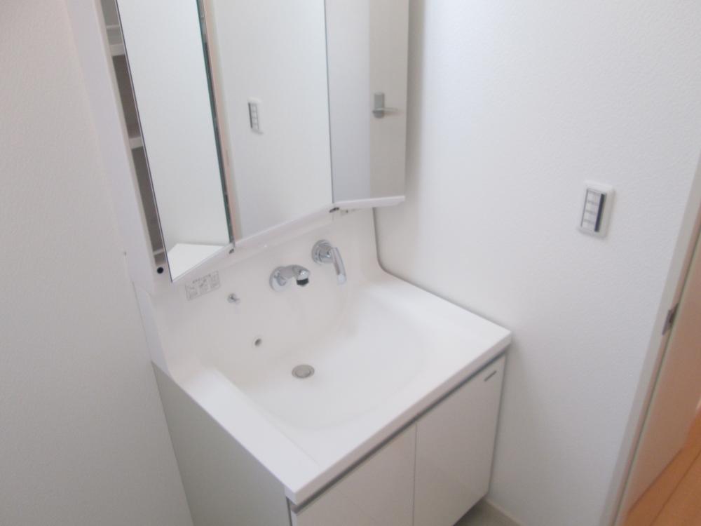 Wash basin, toilet. Wash basin equipped with a three-sided mirror