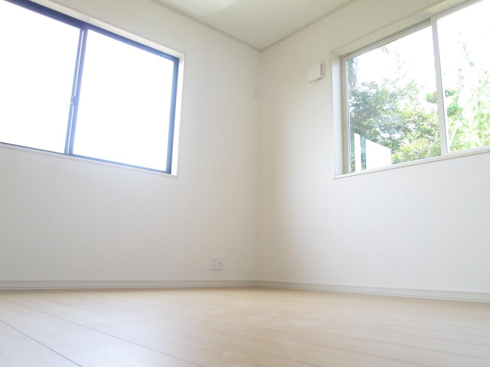 Non-living room. It is all Western-style bright two-plane daylight