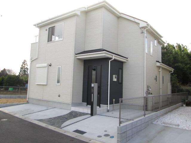 Local appearance photo. The outer wall of the dazzling white with a local (12 May 2013) shooting cleanliness