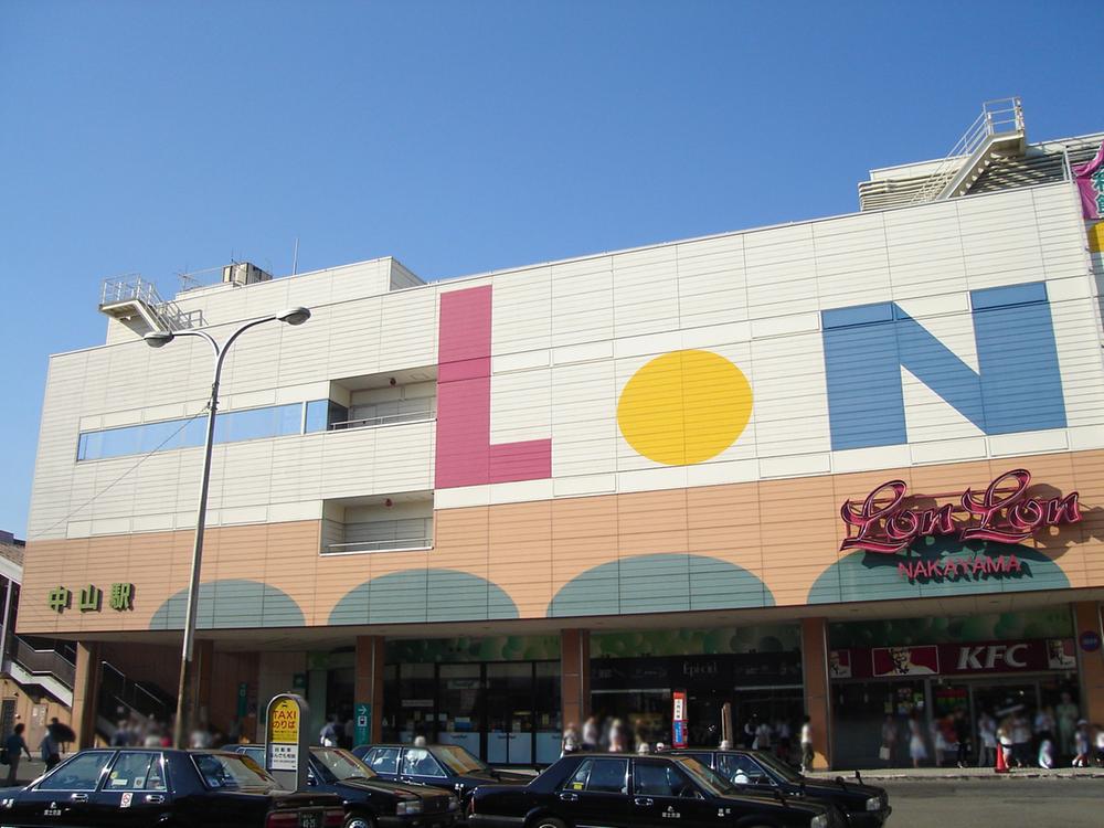 station. Various shops are lined up to 480m Station to Zhongshan Station. 