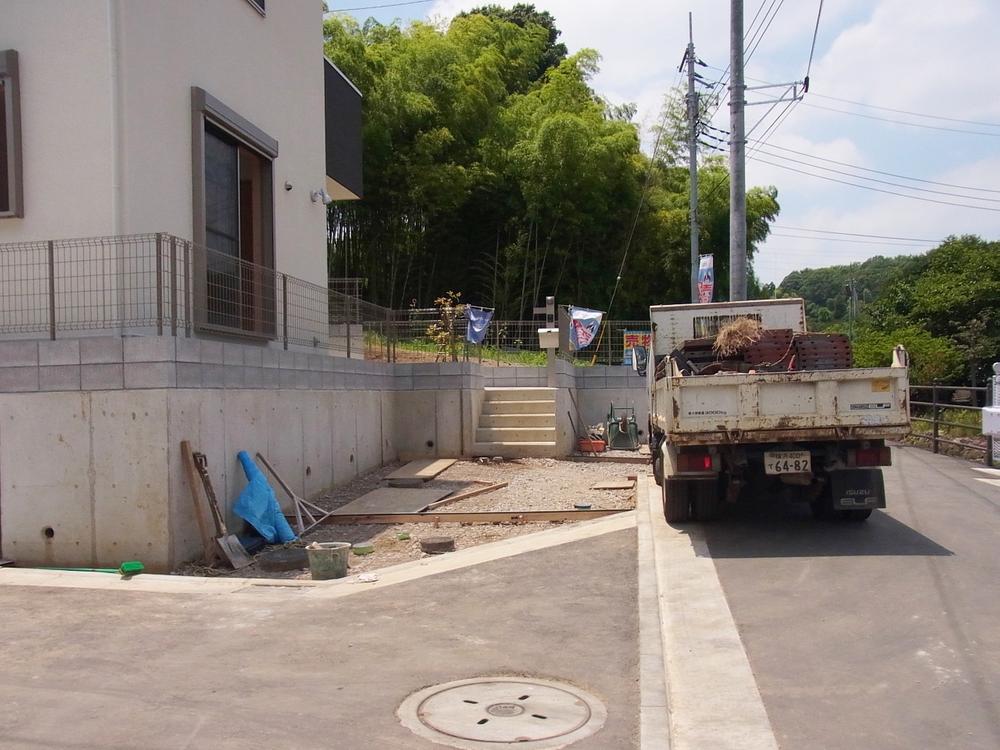 Local photos, including front road. Parking (July 2013) Shooting