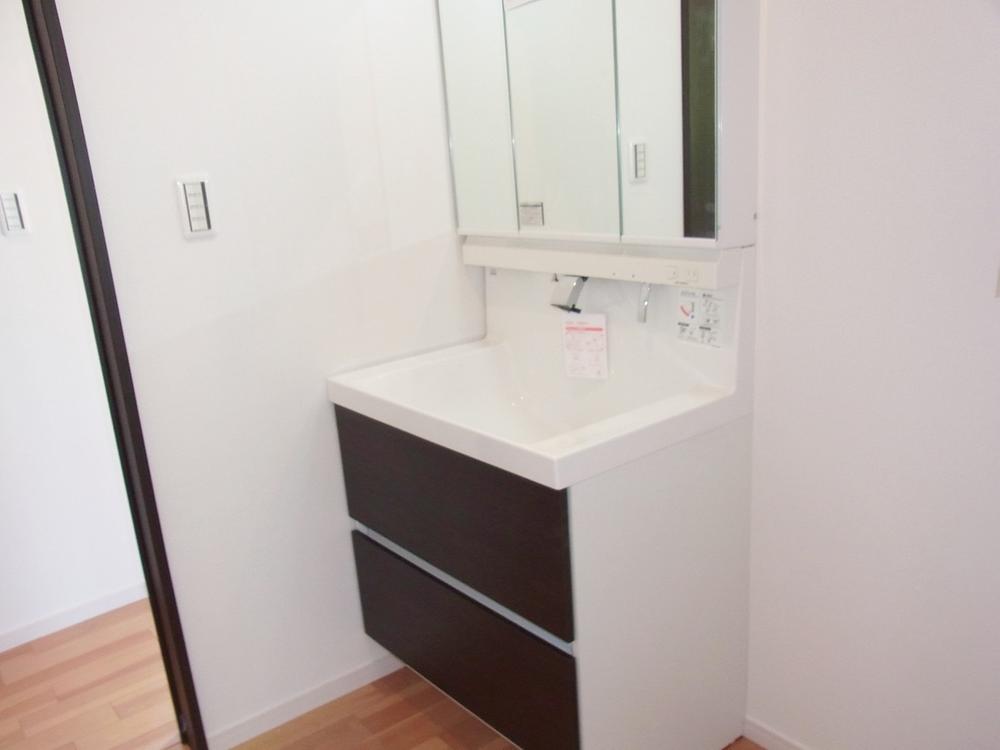 Wash basin, toilet. First floor wash basin (July 2013) Shooting