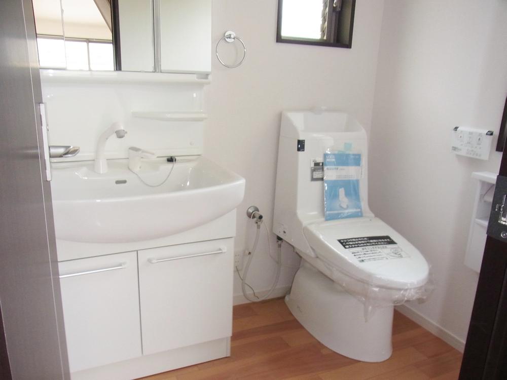 Wash basin, toilet. Second floor wash basin ・ Washroom (20 years) Shooting